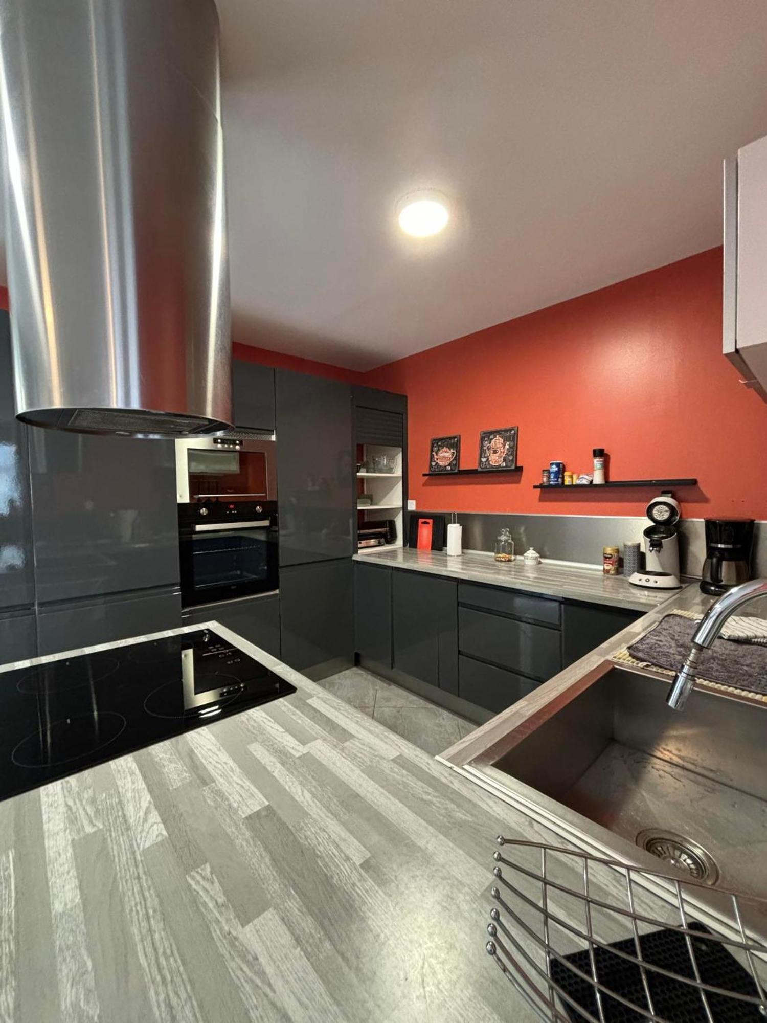 Apartment Rez-de-chaussee De Plain-pied Avec Parking Prive Au Centre *